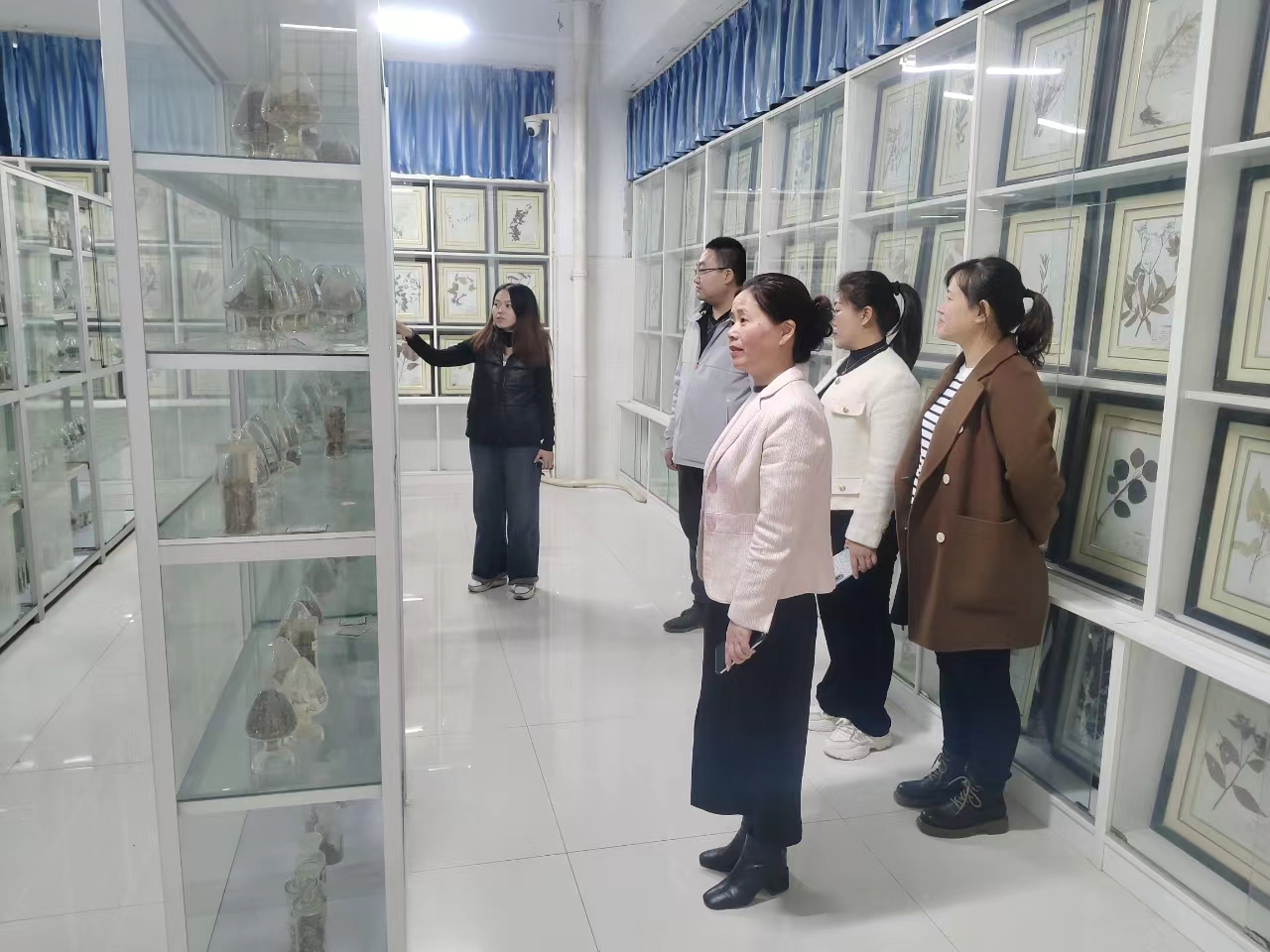 2023.3.26 实验中心开展药化实验室安全检查.jpg