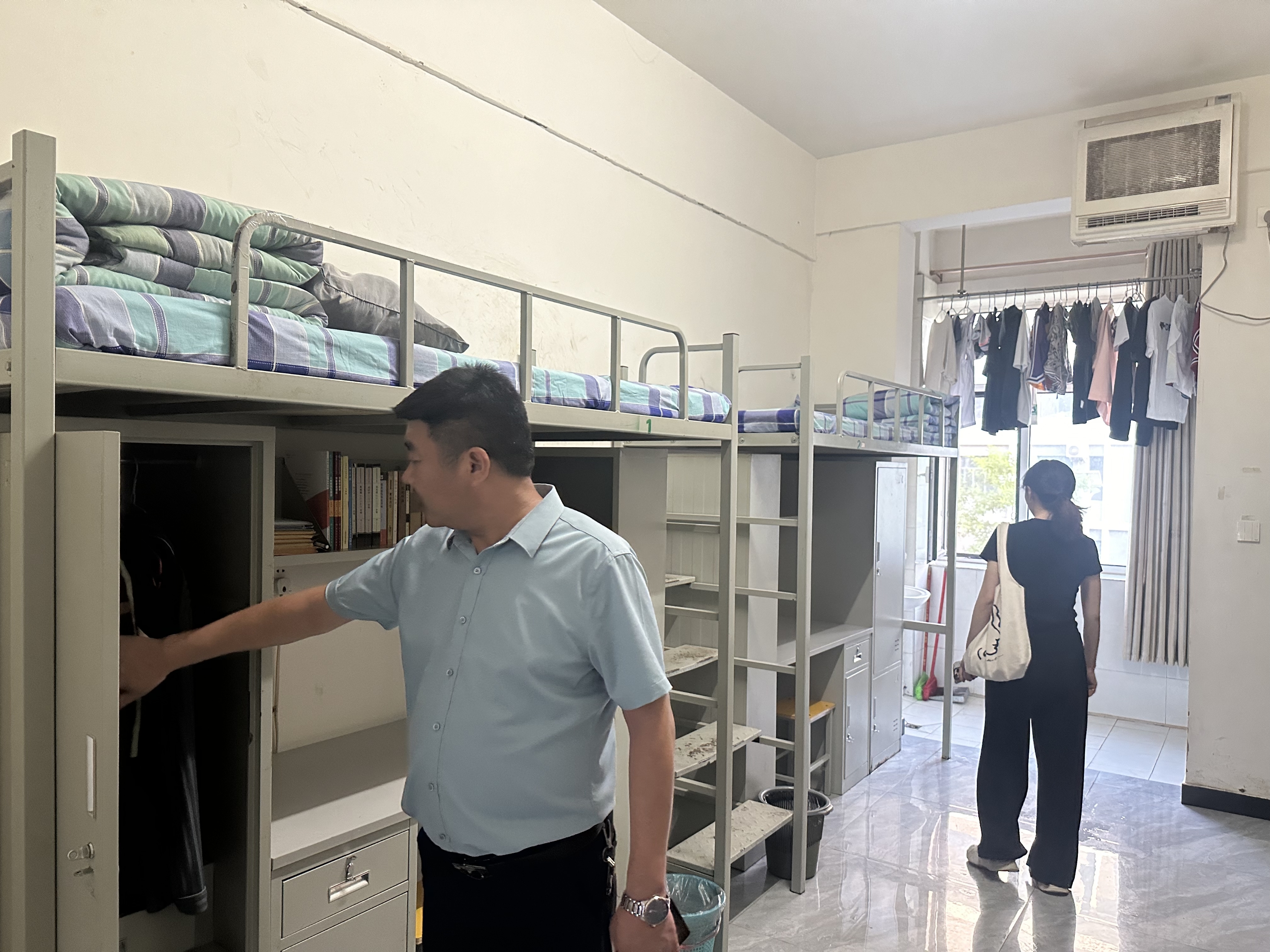 中医系党支部书记张治军深入学生宿舍走访检查