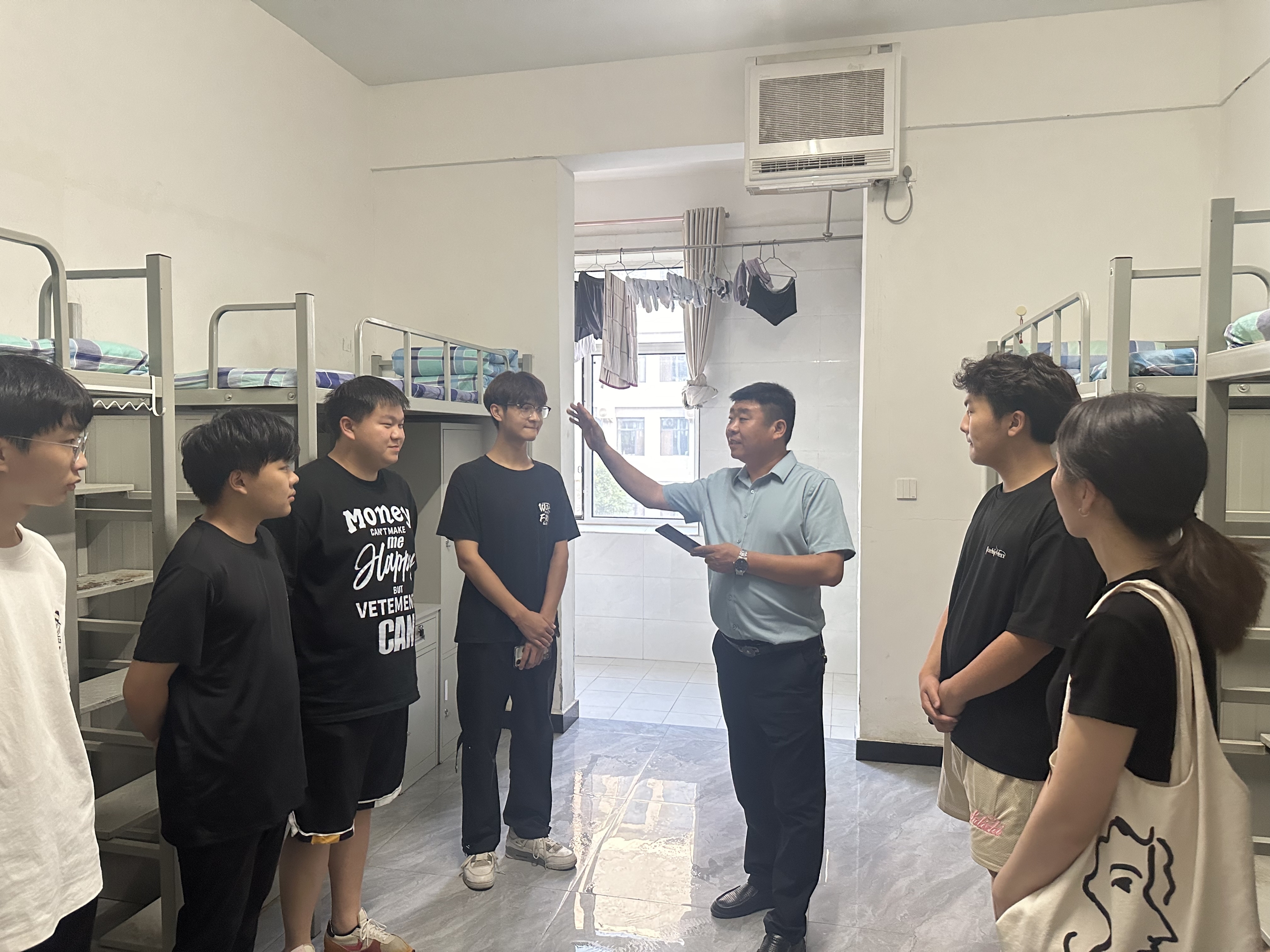 中医系党支部书记张治军深入学生宿舍走访检查