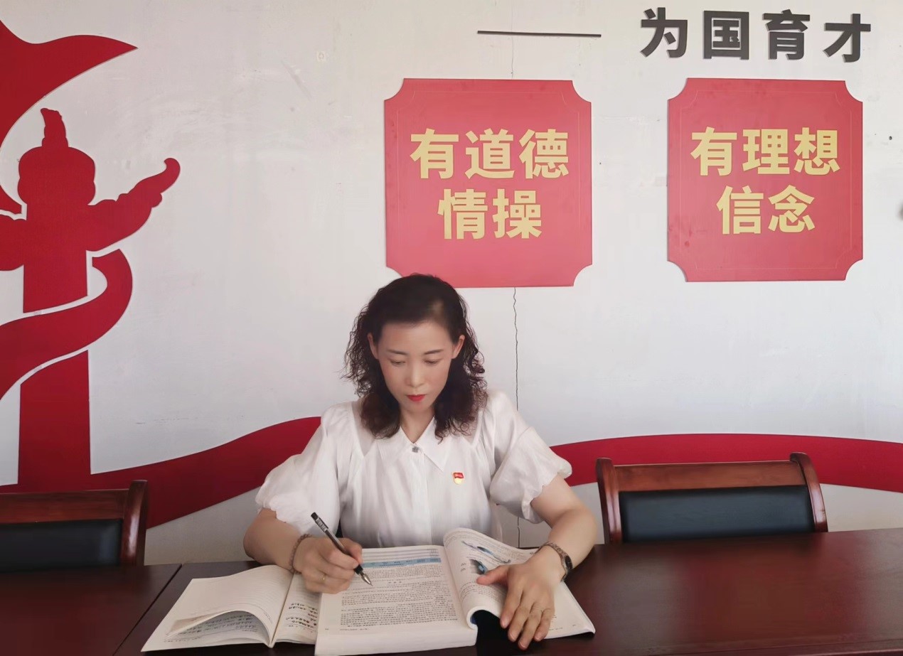 贾丽丽.jpg