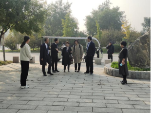 10.29日本铃鹿医疗科学大学一行参观我校图书馆.jpg