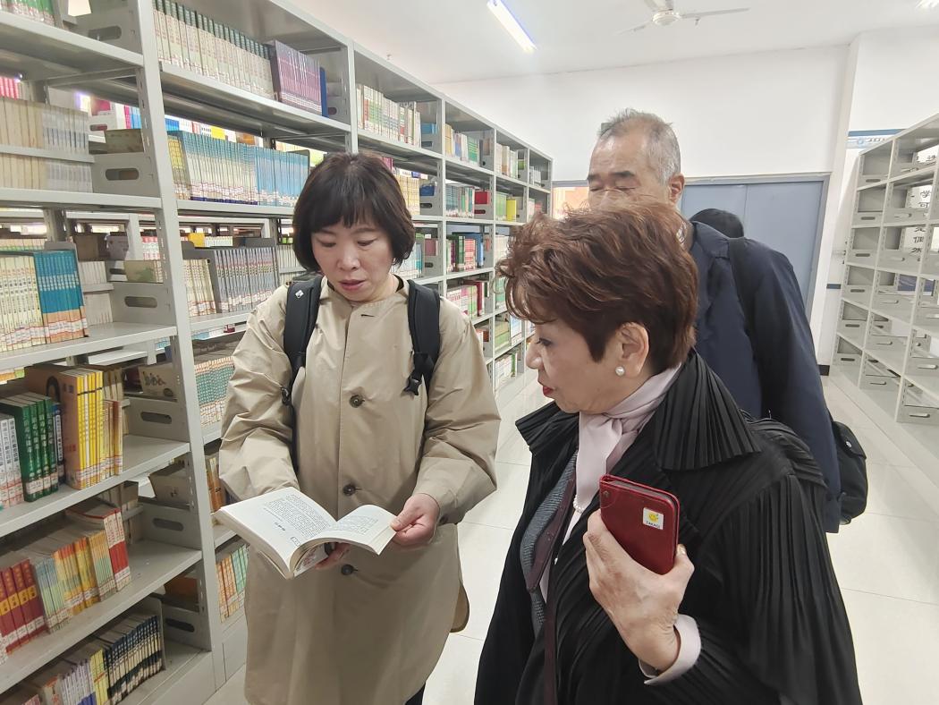 10.29日本铃鹿医疗科学大学一行参观我校图书馆4.jpg