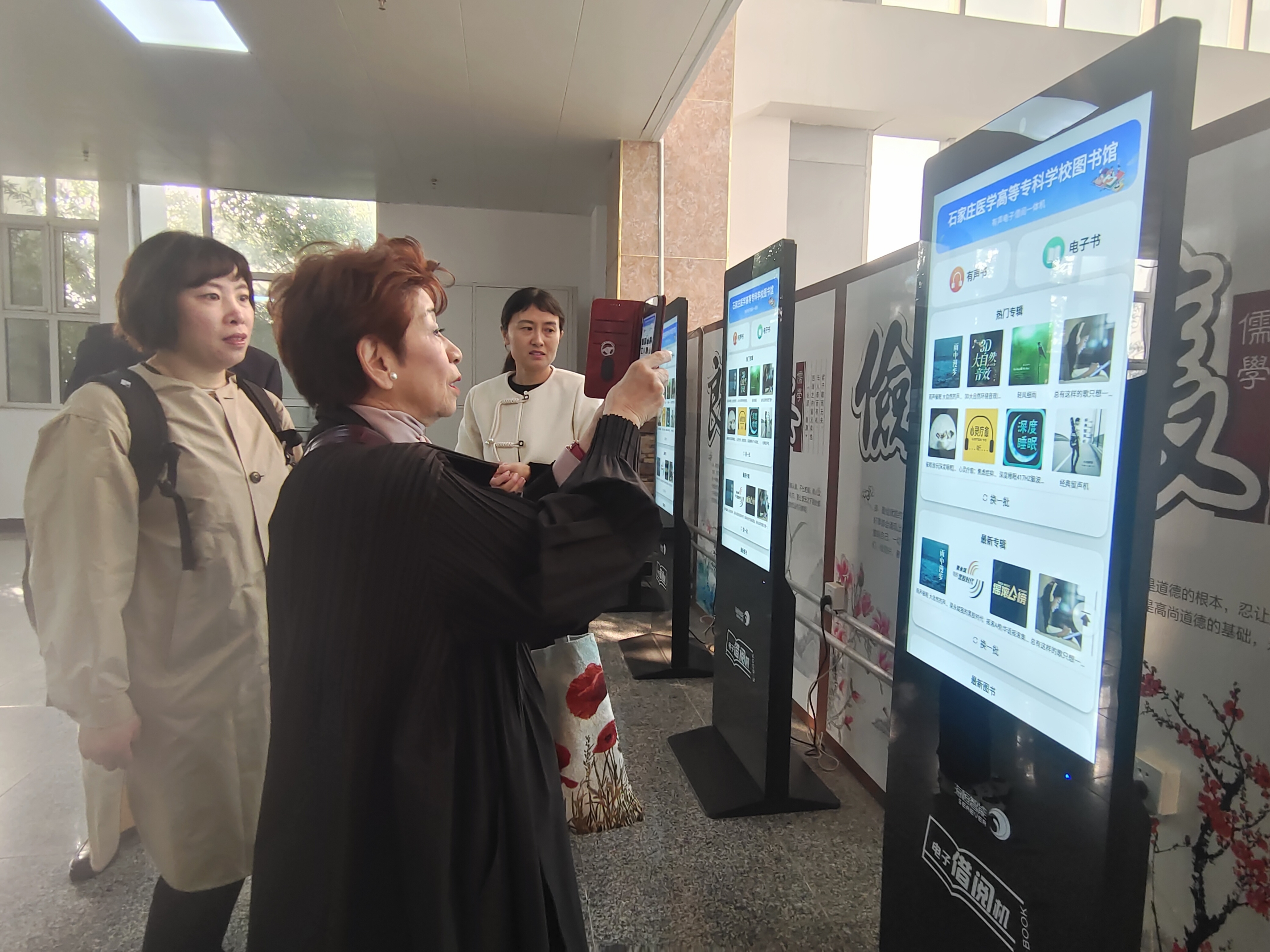 10.29日本铃鹿医疗科学大学一行参观我校图书馆3.jpg