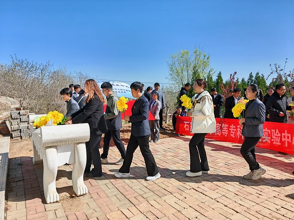 6师生敬献鲜花 - 副本.jpg