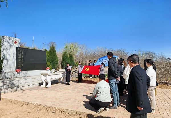 4高书记在纪念碑主持活动 - 副本 (2).jpg