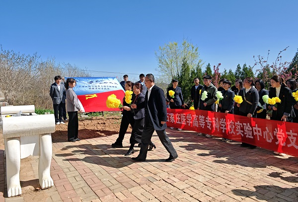 5高书记、孙副书记、陵园负责人敬献鲜花 - 副本.jpg