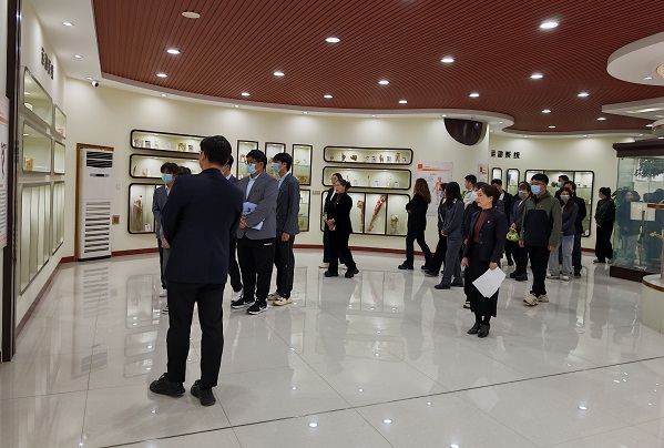 3师生参观科学馆 - 副本.jpg