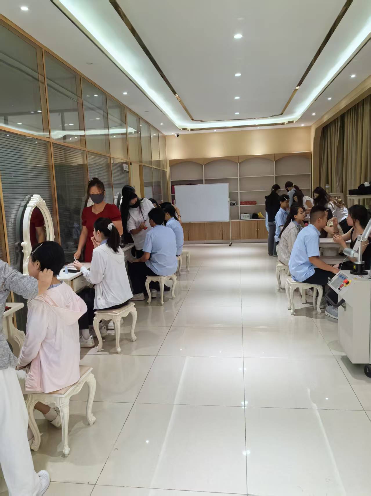 图7 美容班学生为学校师生化妆.jpg