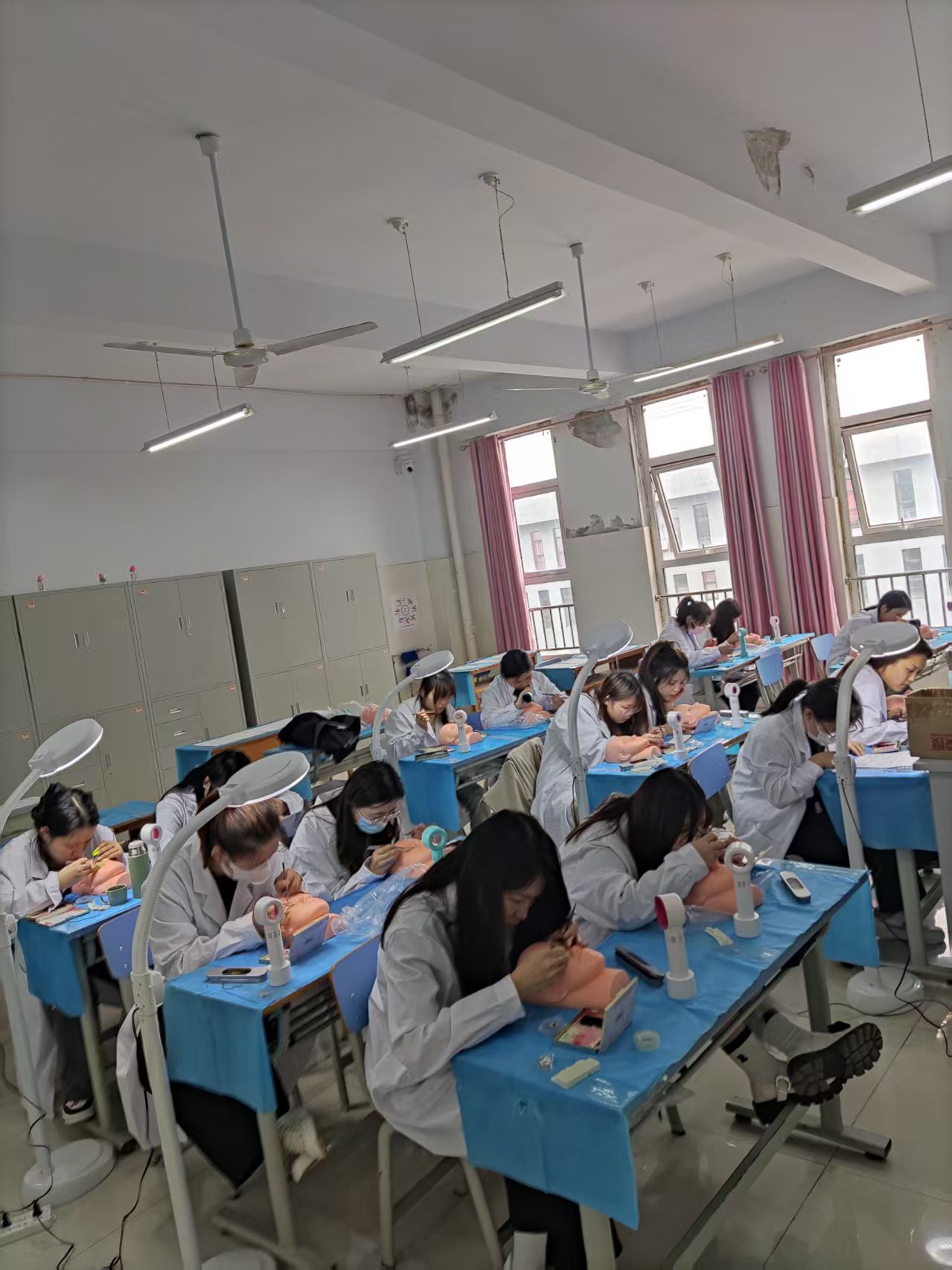 图4 学生上实训课1.jpg