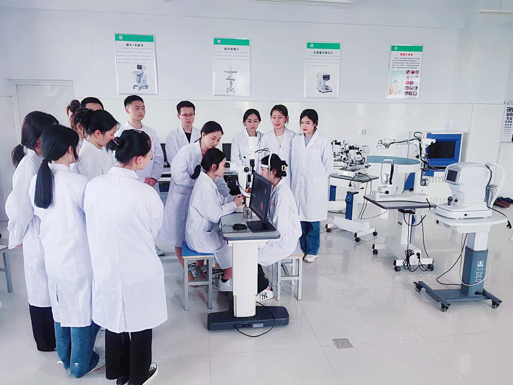 照片10：眼视光实训室2.jpg