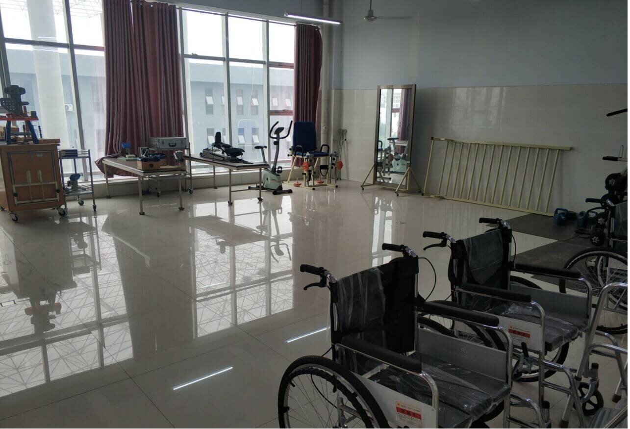 图片8  物理治疗实训设备.jpg