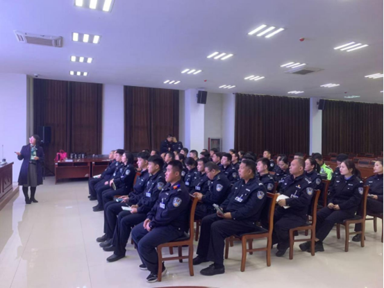 照片27：干警们进行团体心理辅导.png