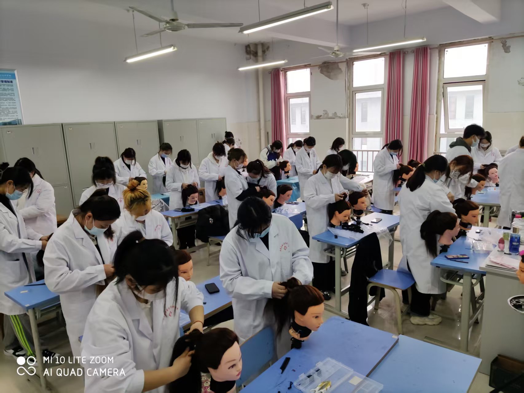 图5 学生上实训课2.jpg