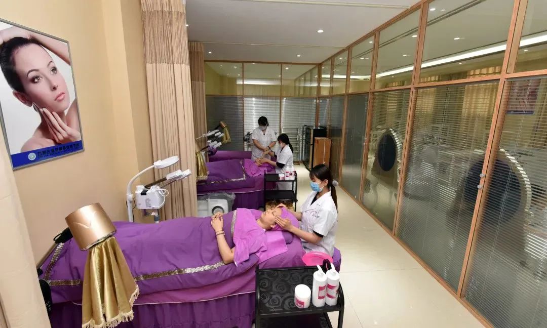 照片14：美容实训室3.jpg