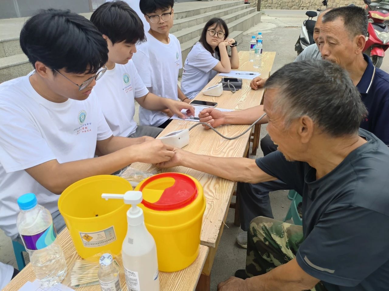 照片32：敬老院献爱心.jpg
