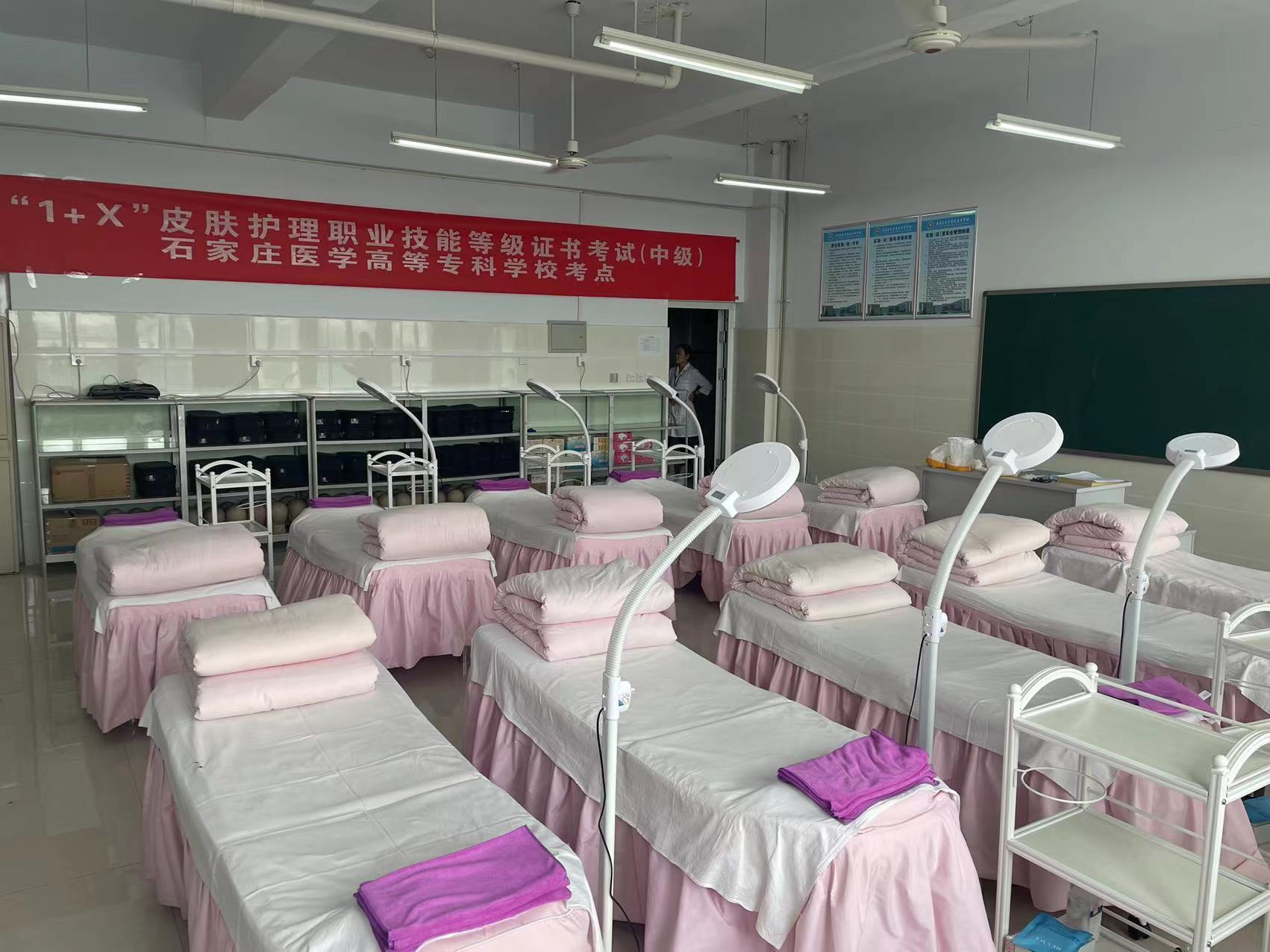 图1 生活美容实训室.jpg