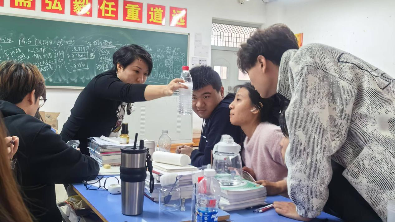 图10 教师通过产品的演示实验来讲解产品的特点.png