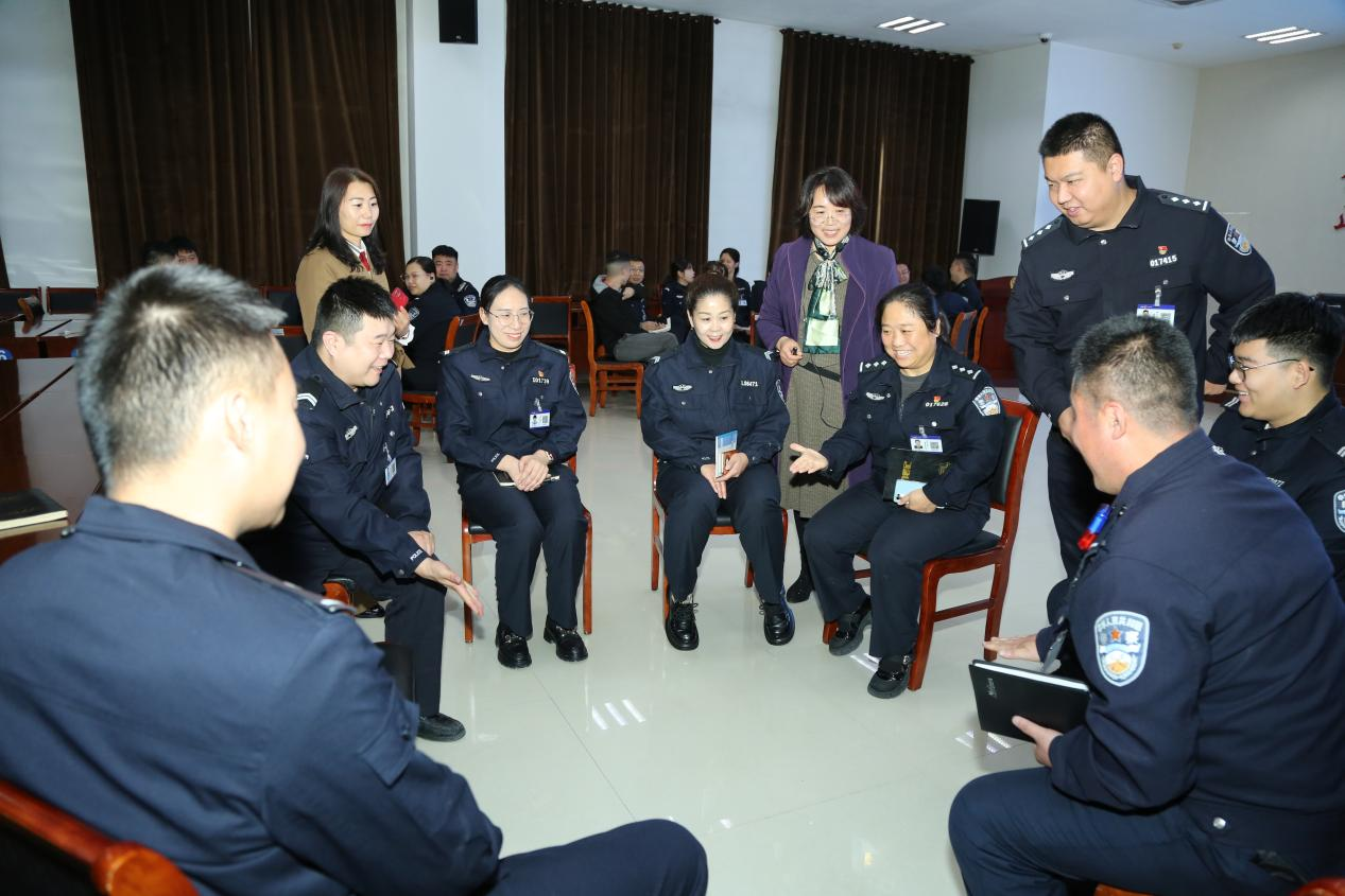 照片26：干警们进行团体心理辅导.png