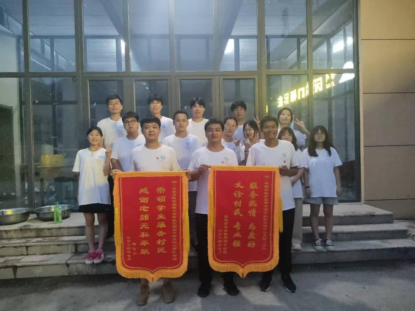 图10大学生“三下乡”.jpg