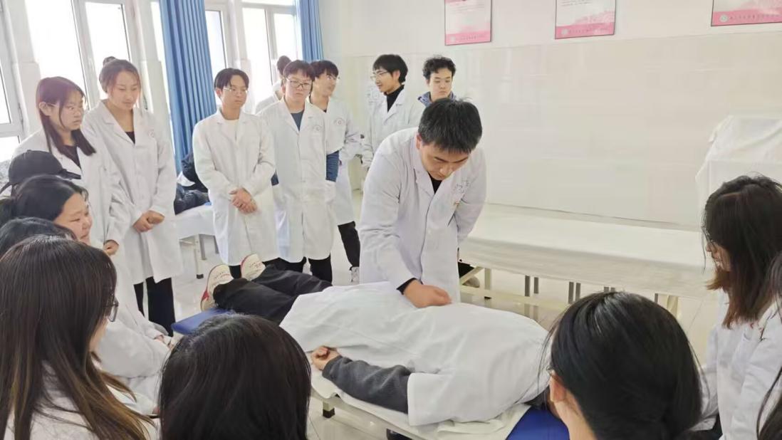 图2推拿手法实训.jpg